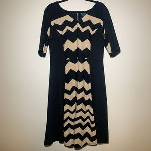 Gabby Skye Chevron Print Short Sleeve Dress
